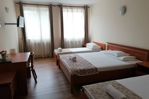 Habitación cuádruple clásica | Minibar, escritorio, sistema de insonorización