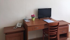A room with a desk, chair, phone, and a framed picture on the wall. - Hotel Ferihegy (Budapest)