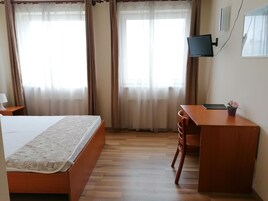 Minibar, escritorio, insonorización y tabla de planchar con plancha 