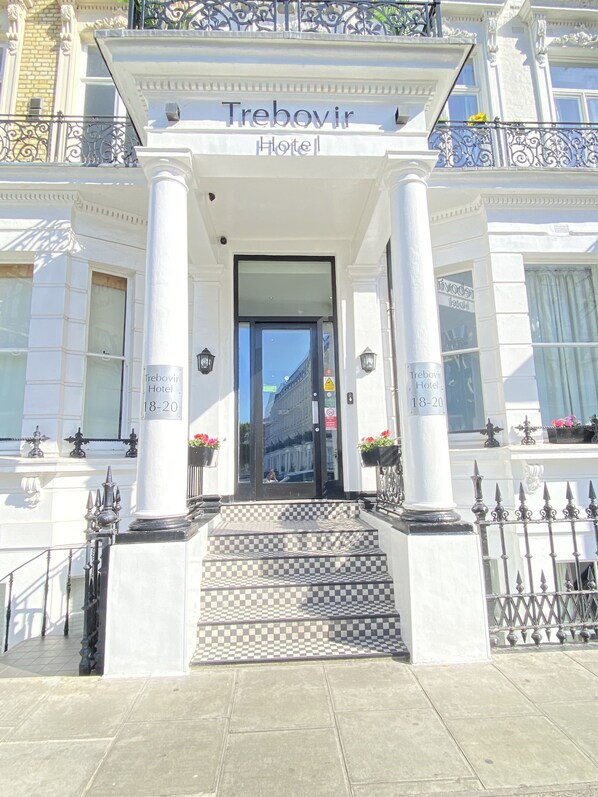 Property entrance - Trebovir Hotel (London)