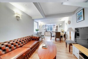 아파트, 전용 욕실 (2 bed Perham) | 거실 공간 | TV