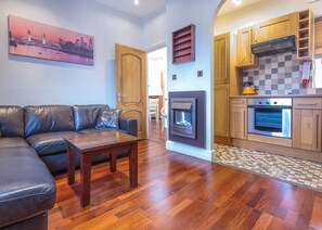 패밀리 아파트, 전용 욕실 (3 Bedroom Apartment) | 거실 | TV