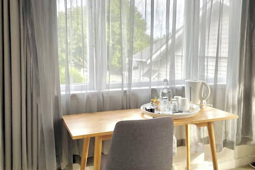 Chambre Deluxe, 1 très grand lit | Décor unique, ameublement unique, accès au Wi-Fi (inclus)