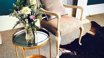 エグゼクティブ スタジオスイート | 客室ごとに異なる装飾、客室ごとに異なるインテリア、WiFi (無料)、ベッドシーツ