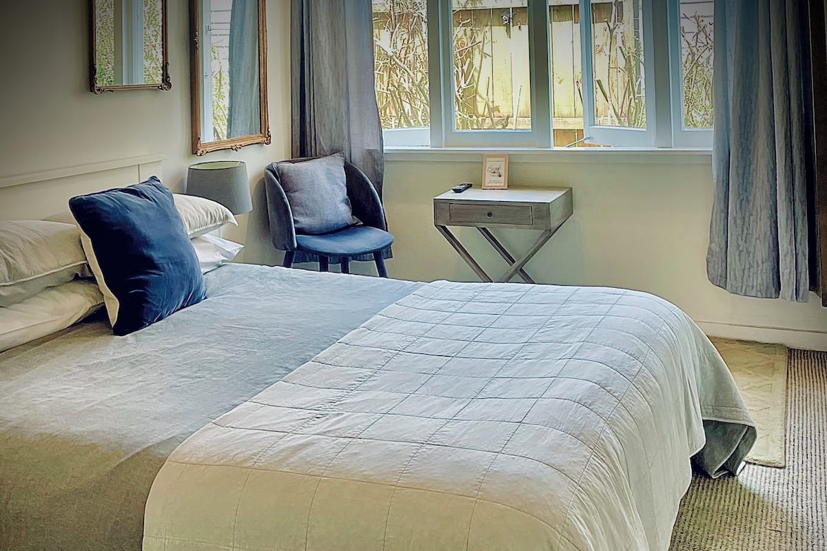 Deluxe Queen Room | Individually decorated, individually furnished, free WiFi, bed sheets