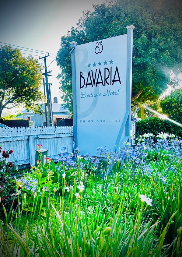 Vista frontal de la propiedad