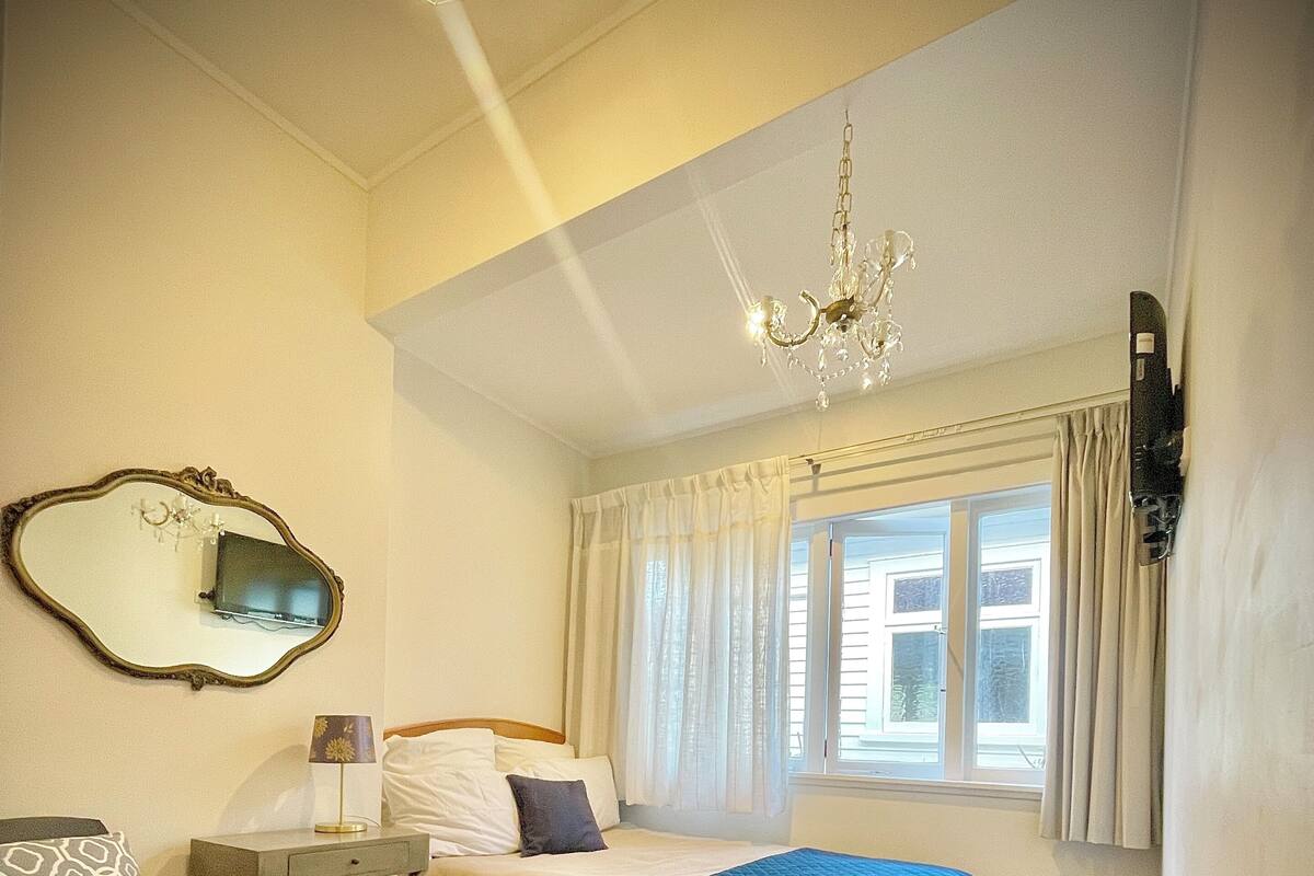 Habitación individual Deluxe | Wifi gratis, decoración personalizada y muebles diferentes