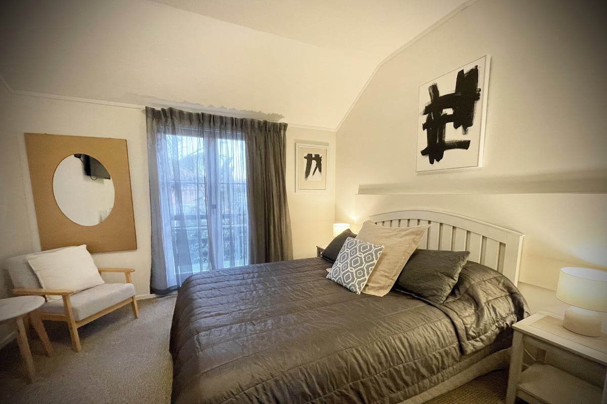 Deluxe Queen Room | 1 bedroom, individually decorated, individually furnished, free WiFi