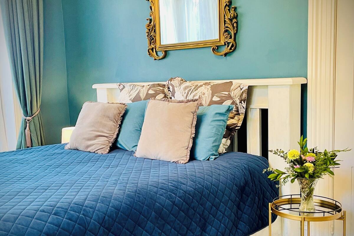 Suite estudio ejecutiva | Wifi gratis, decoración personalizada y muebles diferentes