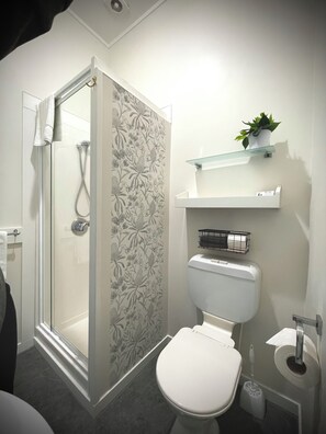 Deluxe Room, 1 King Bed | Bathroom