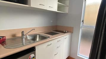 Refrigerador, microondas, parrilla de estufa y cafetera y tetera