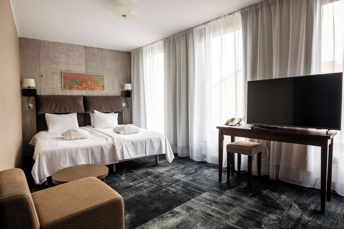 Junior suite, bad (Spa Access Included) | Een bureau, geluiddichte muren, babybedden, extra bedden