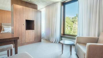 Suite, Bathtub, City View (Spa Access Included) | Desk, soundproofing, cots/infant beds, rollaway beds