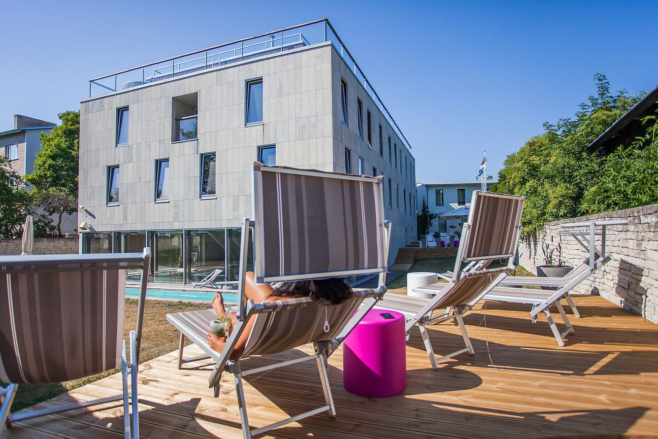 من حمّامات السباحة المغطاة، حمّام سباحة خارجي