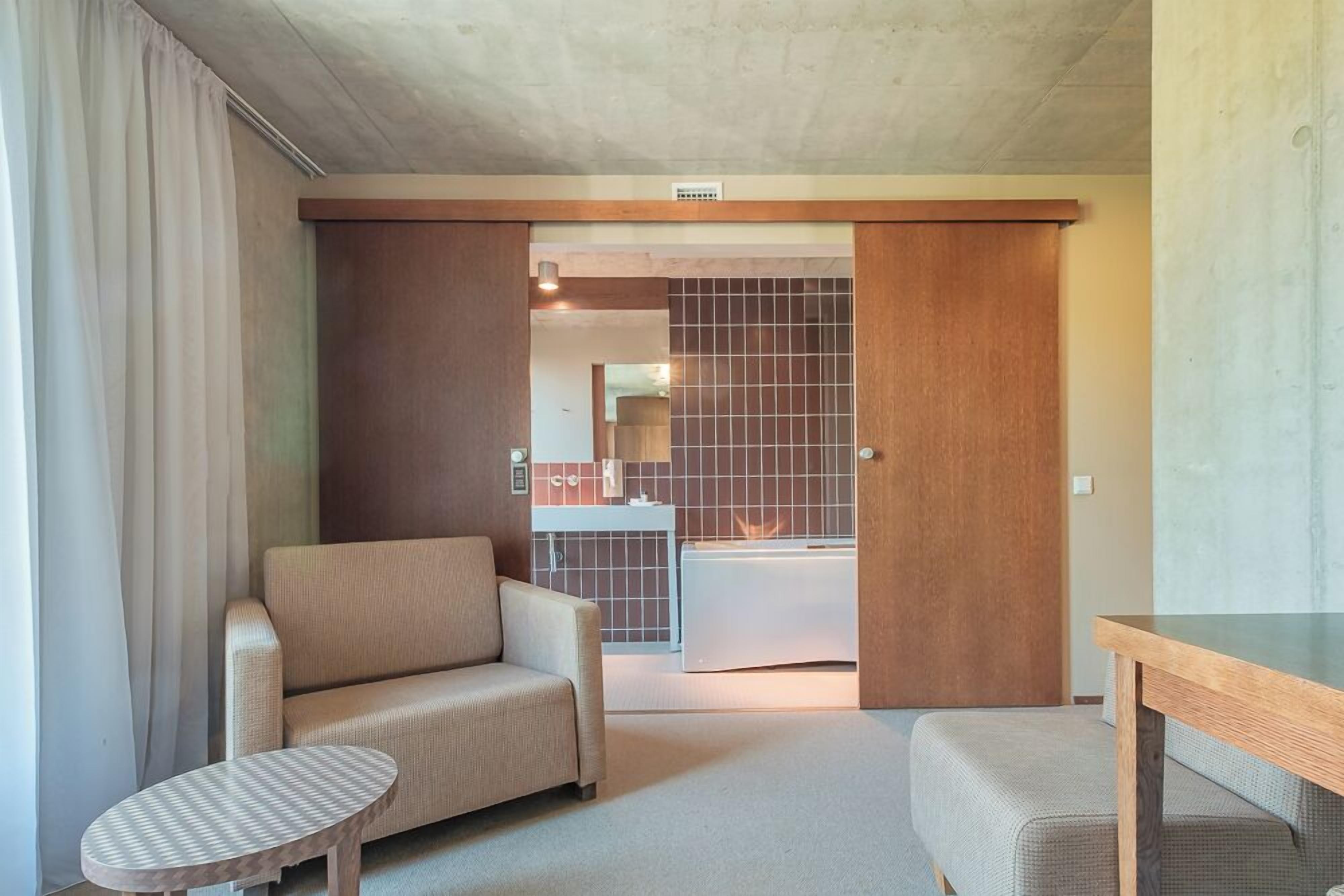 suite, bathtub, city view (spa access included) | desk, soundproofing, cots/infant beds, rollaway beds