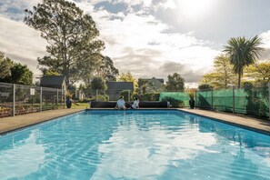 Outdoor pool, sun loungers - Vintner's Retreat (Rapaura)
