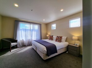 Three Bedroom Lodge | Premium bedding, individually decorated, individually furnished, desk - Vintner's Retreat (Rapaura)