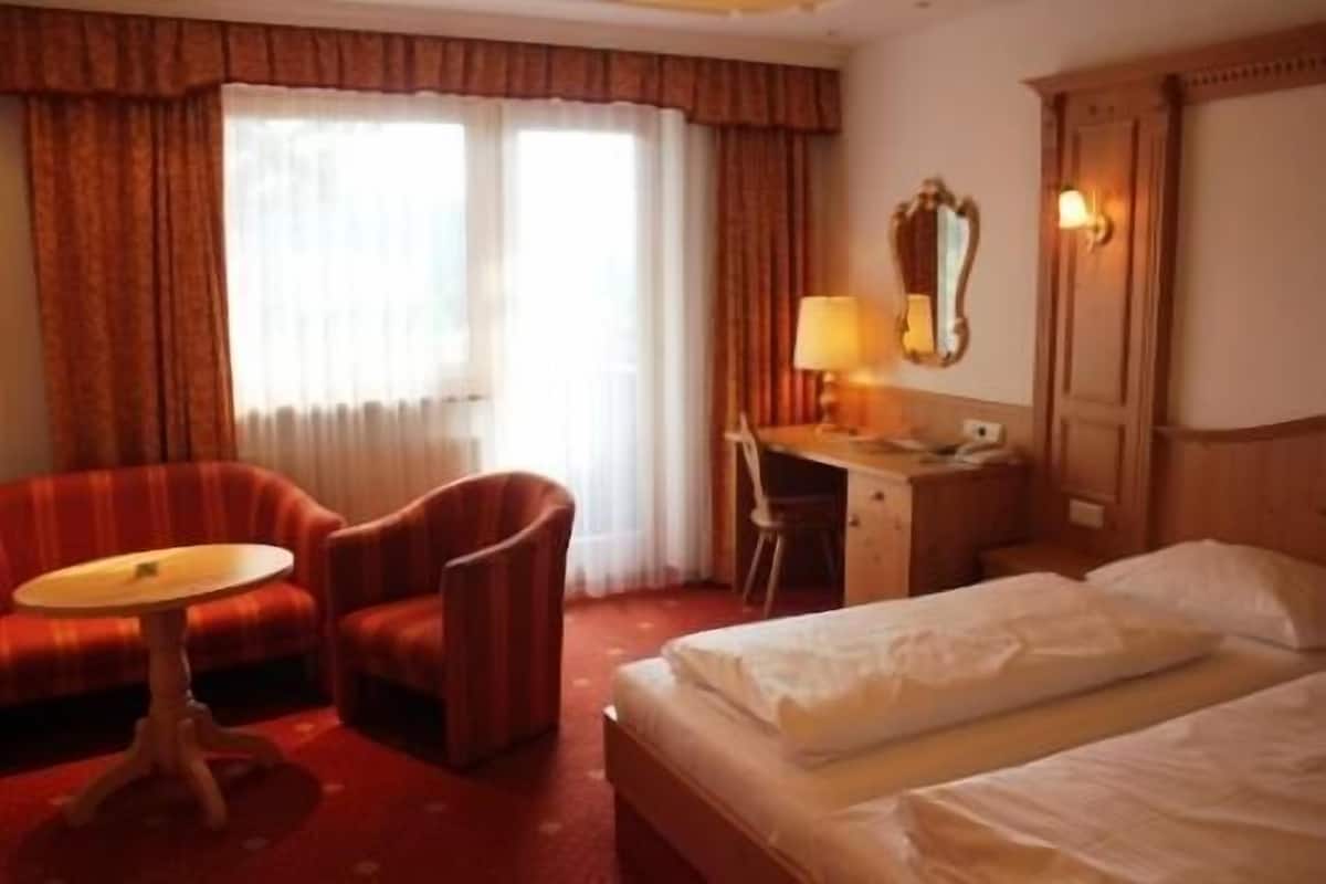 double room | desk, blackout curtains, rollaway beds, free wifi