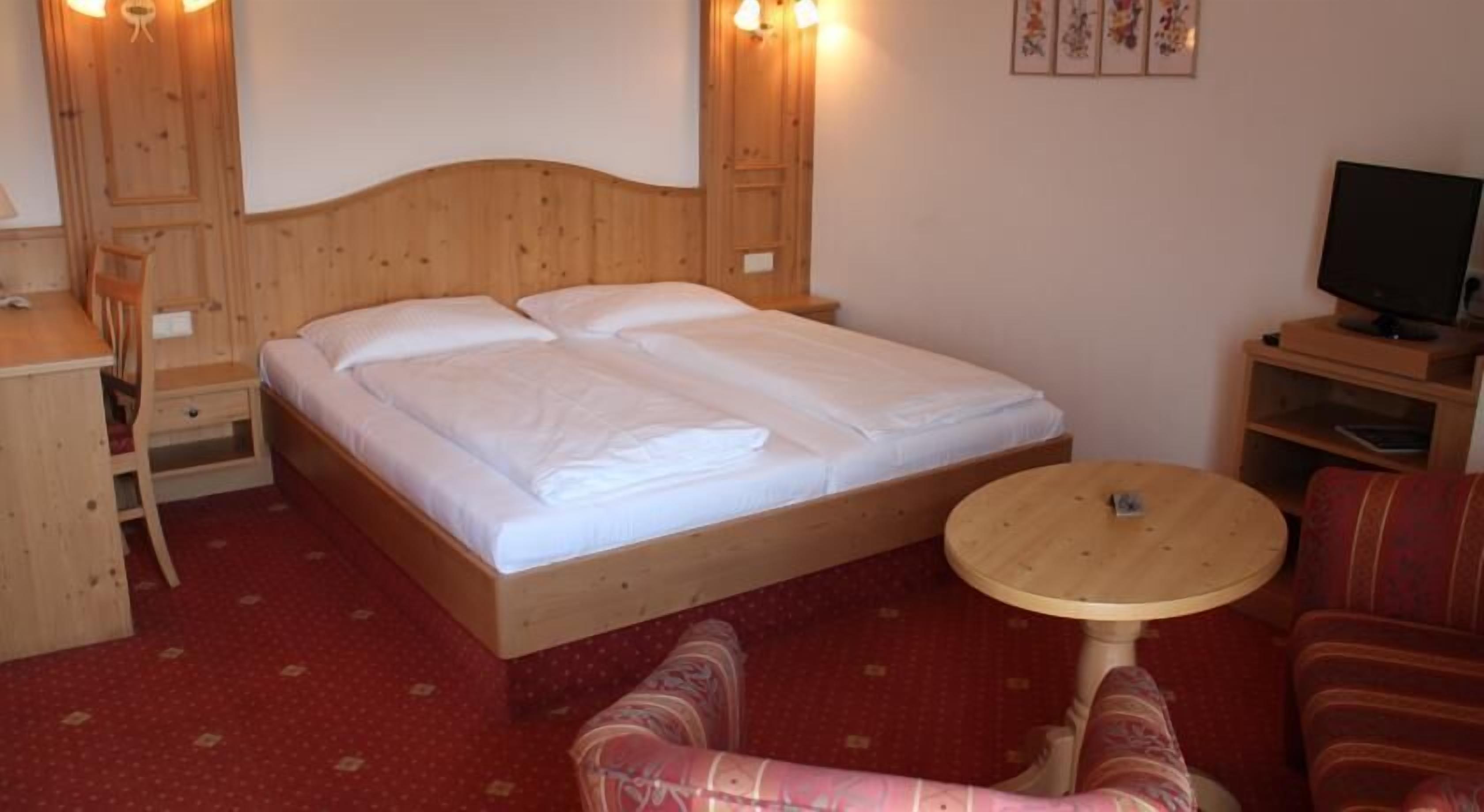 single room | desk, blackout curtains, rollaway beds, free wifi