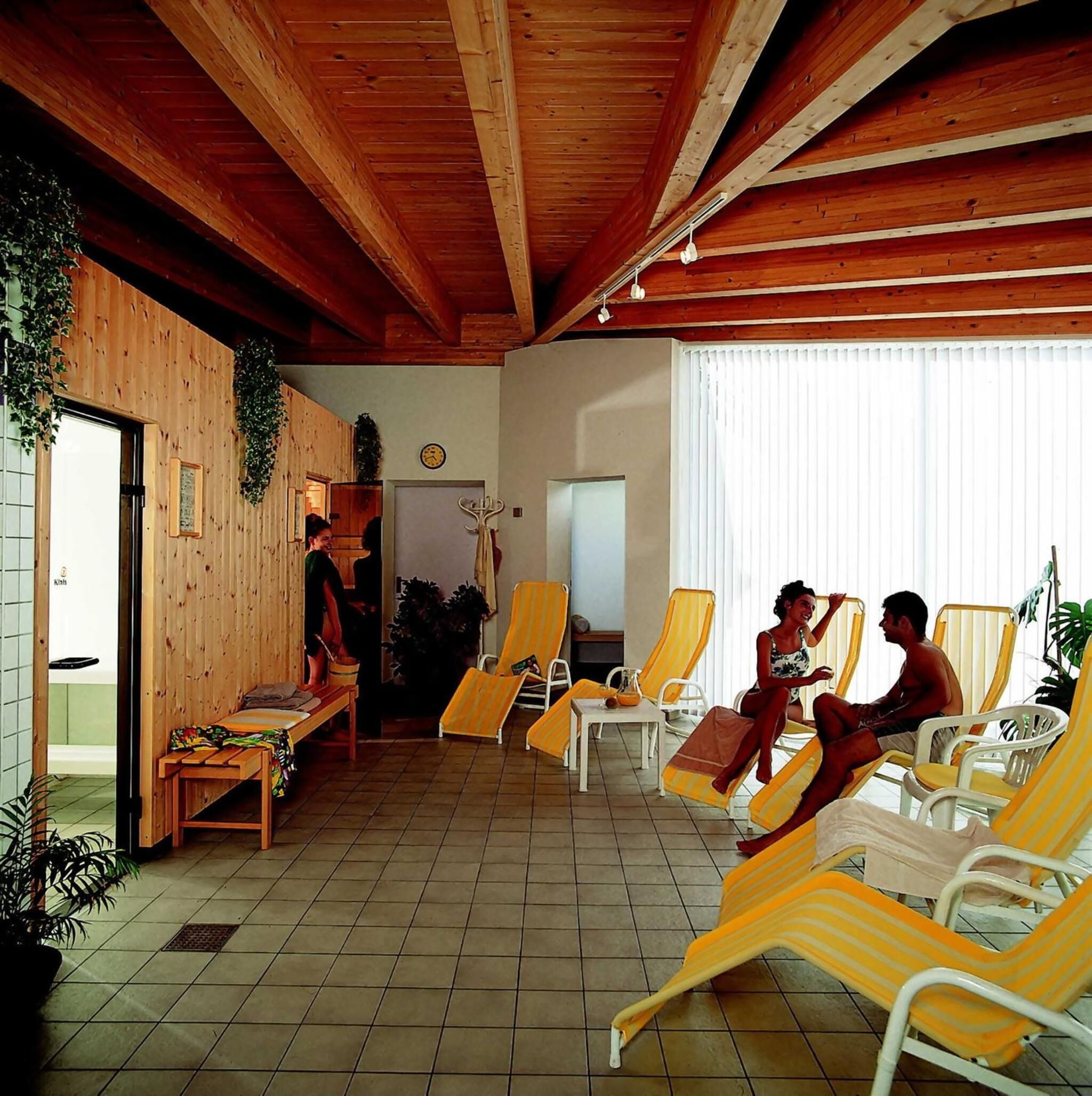 sauna, steam room, turkish bath/hammam, massages