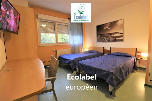 Standard Twin Room | Desk, blackout drapes, WiFi (free), bed sheets