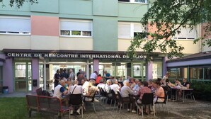 An outdoor seating area with tables and chairs in front of a building with a sign reading "Centre de Rencontre International de Lyon". - Ethic Etapes Dijon (Dijon)