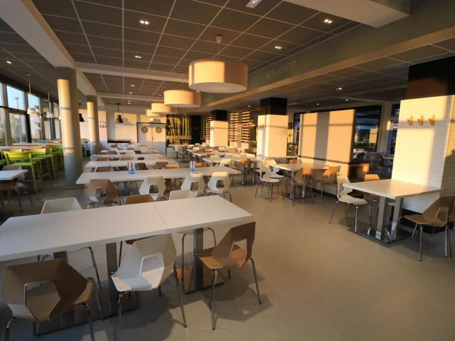 Café da manhã completo durante a semana (EUR 8.6 por pessoa)