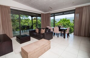 高級寢具、迷你吧、客房內保險箱、書桌