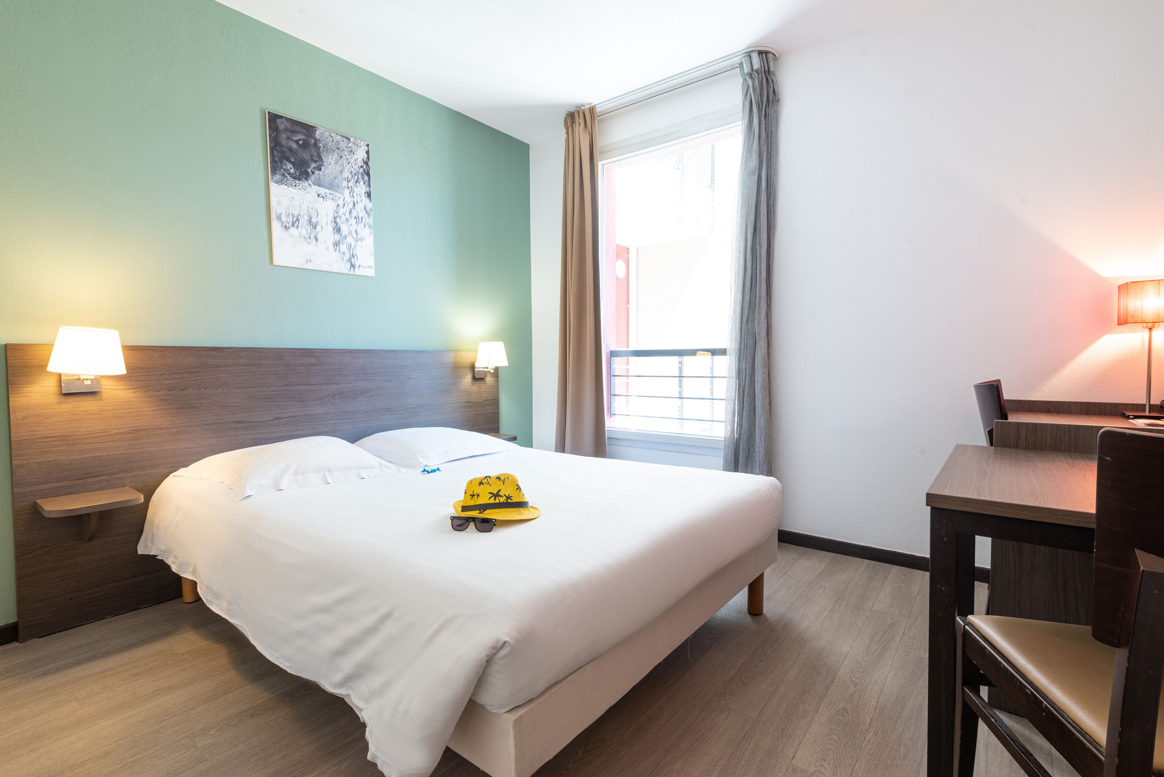 Desk, soundproofing, free WiFi