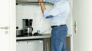 Refrigerador, microondas, placa de cocina, tetera/pava eléctrica