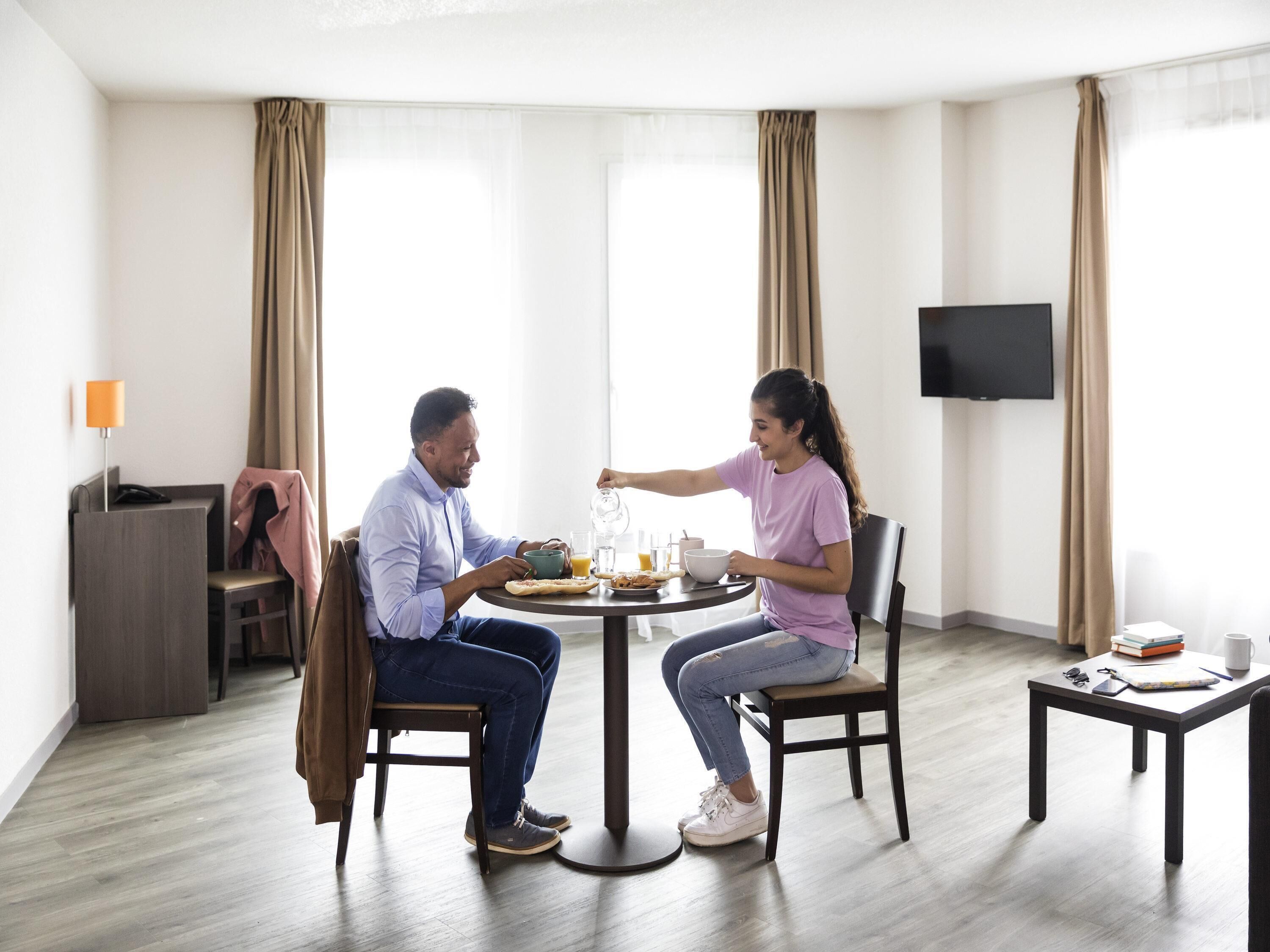 每日供应自助式早餐（每人 EUR 12）