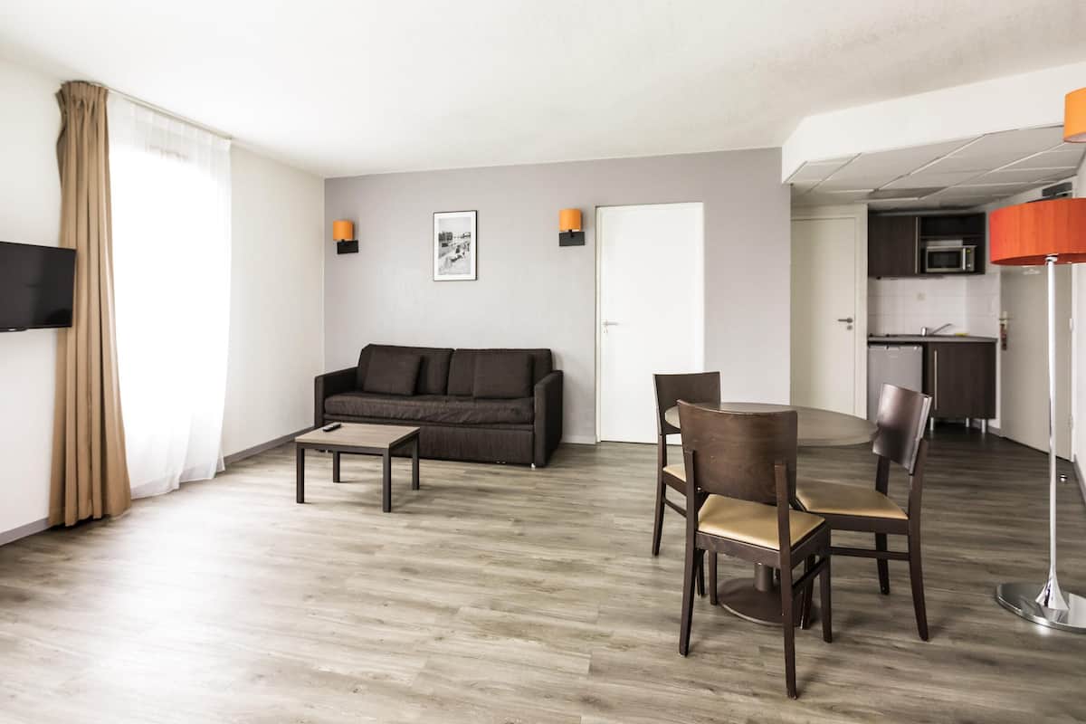 Apartment, 1 Bedroom | Desk, blackout drapes, soundproofing, iron/ironing board