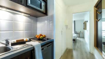 Estudio Confort, 2 camas individuales | Cocina privada | Refrigerador, microondas, parrilla de estufa y tetera eléctrica