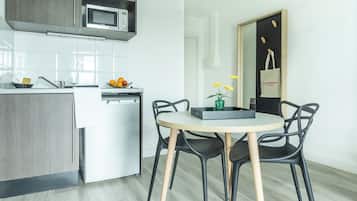 Appartement Confort | Cuisine privée | Réfrigérateur, micro-ondes, plaque de cuisson, bouilloire électrique