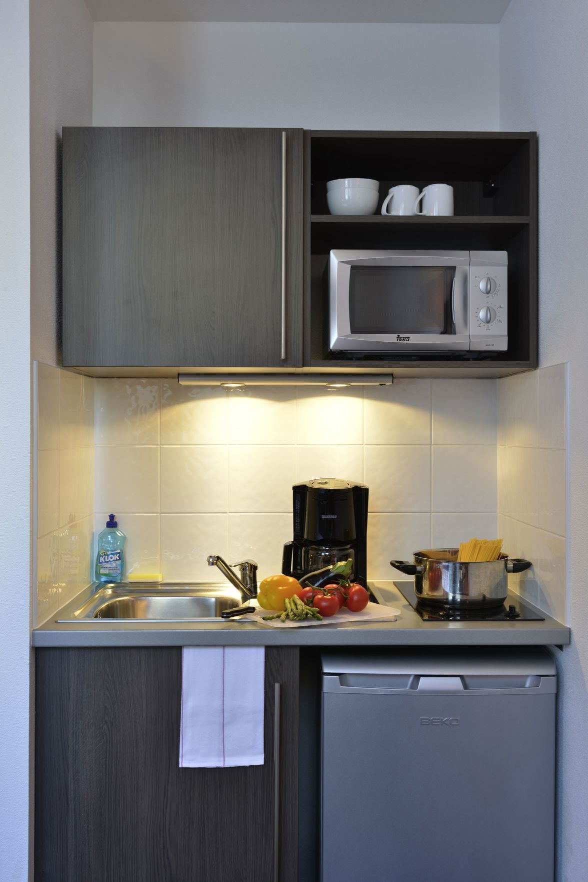 Privat køkken | Køleskab, mikrobølgeovn, kogeplade, køkkentøj/tallerkener/redskaber