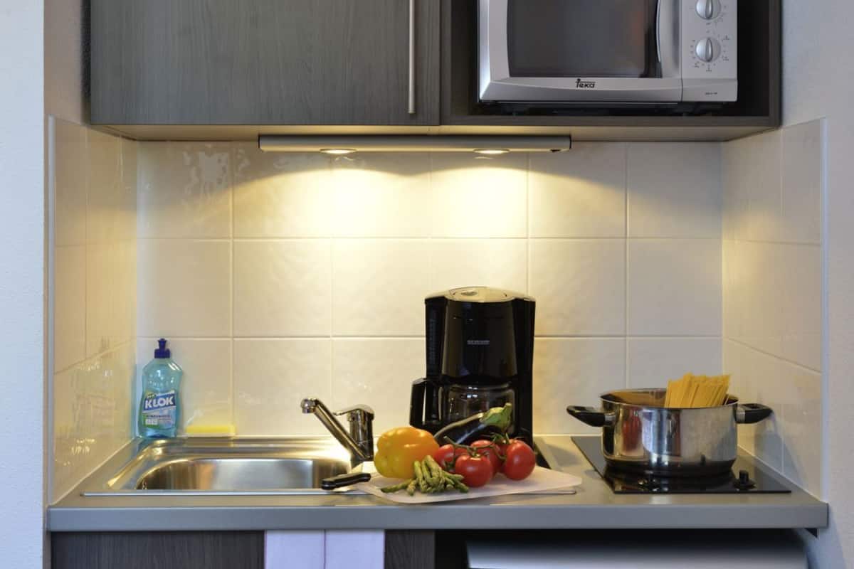 Private kitchen | Fridge, microwave, stovetop, cookware/dishes/utensils