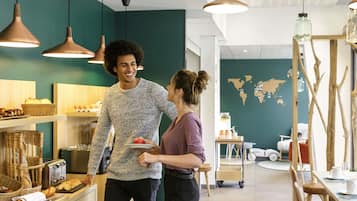 Petit déjeuner buffet (15 EUR par personne)