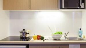 Skrivebord, lydisolert, barnesenger (inkludert) og wi-fi (inkludert)