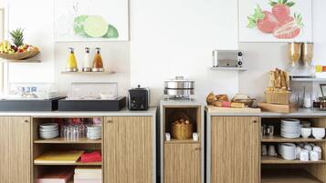 Café da manhã completo diário (EUR 15 por pessoa)