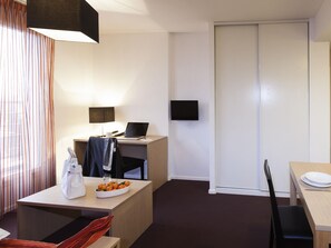 Appartement, 1 chambre | Bureau, système d’insonorisation, lit de bébé (gratuit)