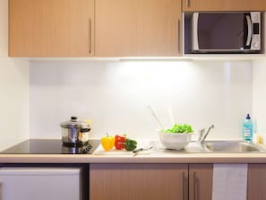 1 bedroom, desk, soundproofing, free cots/infant beds