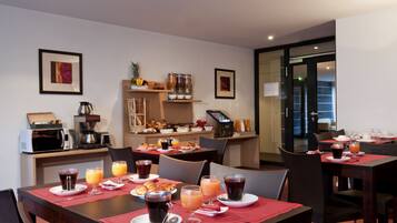 Se ofrece un desayuno completo (15 EUR por persona)