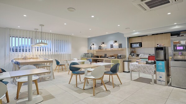 Petit déjeuner buffet (13 EUR par personne)