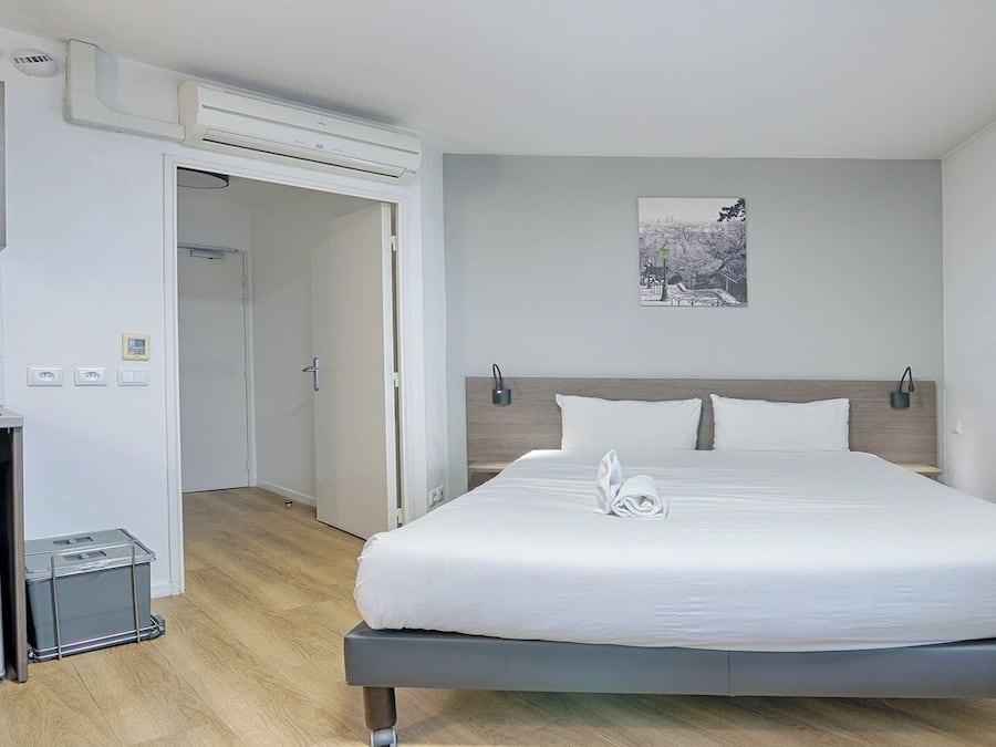 Frigobar, micro-ondas, cooktop, cafeteira/chaleira