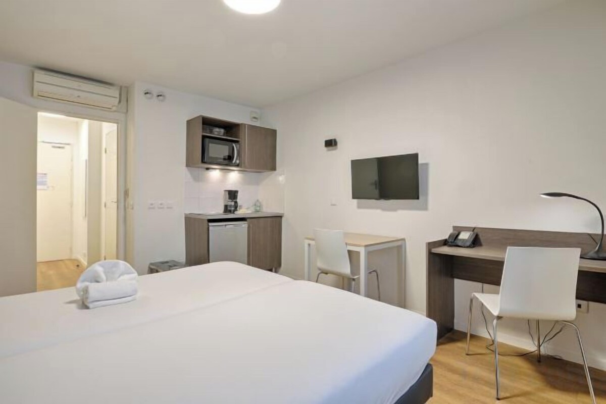 Soundproofing, WiFi (free), alarm clocks, bed sheets