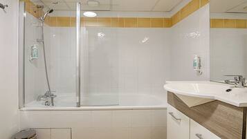 Shower, eco-friendly toiletries, towels