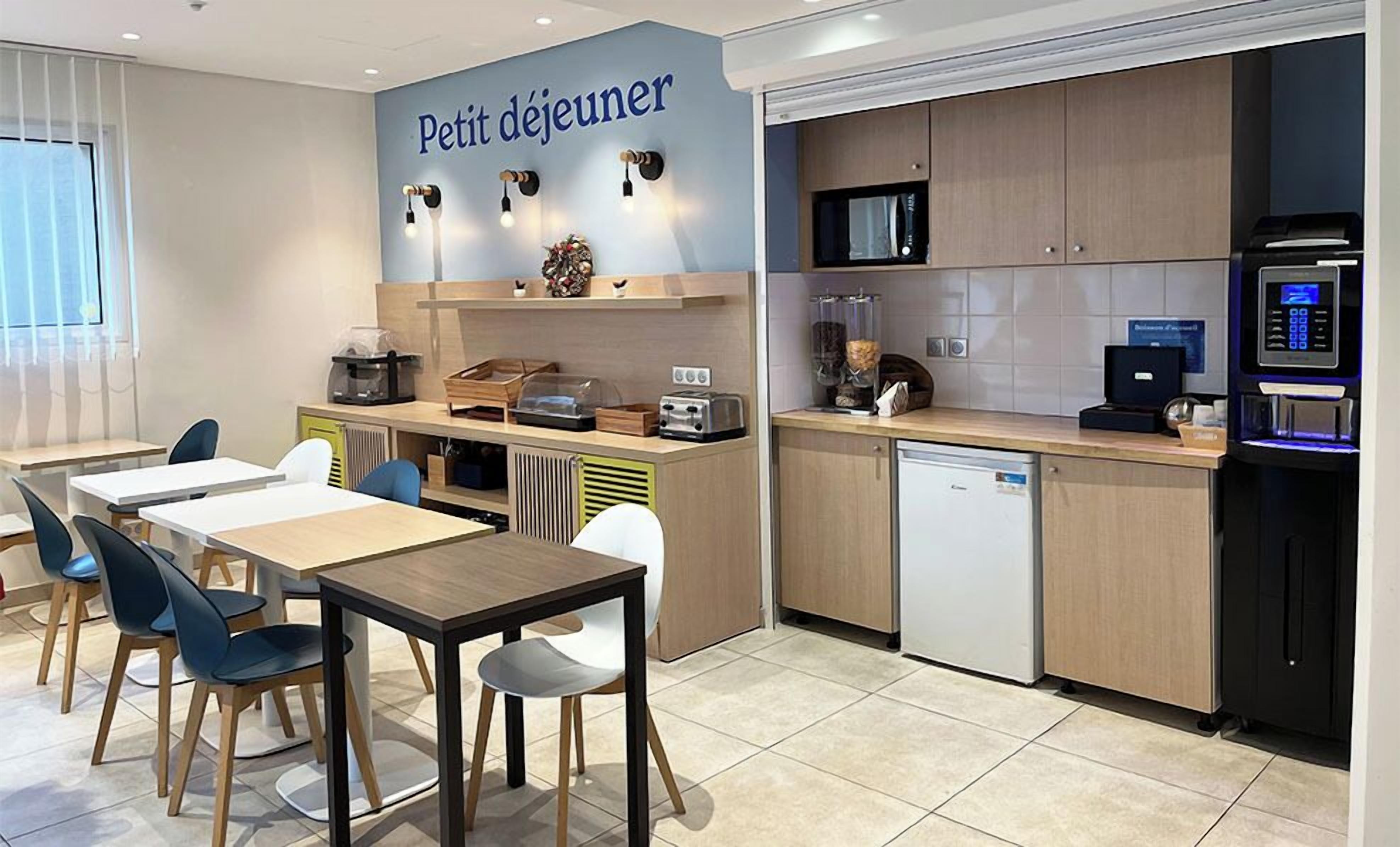 Desayuno buffet (EUR 13 por persona) 