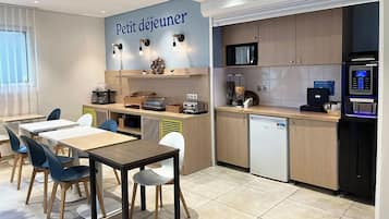 Colazione a buffet, servita tutte le mattine (13 EUR a persona)