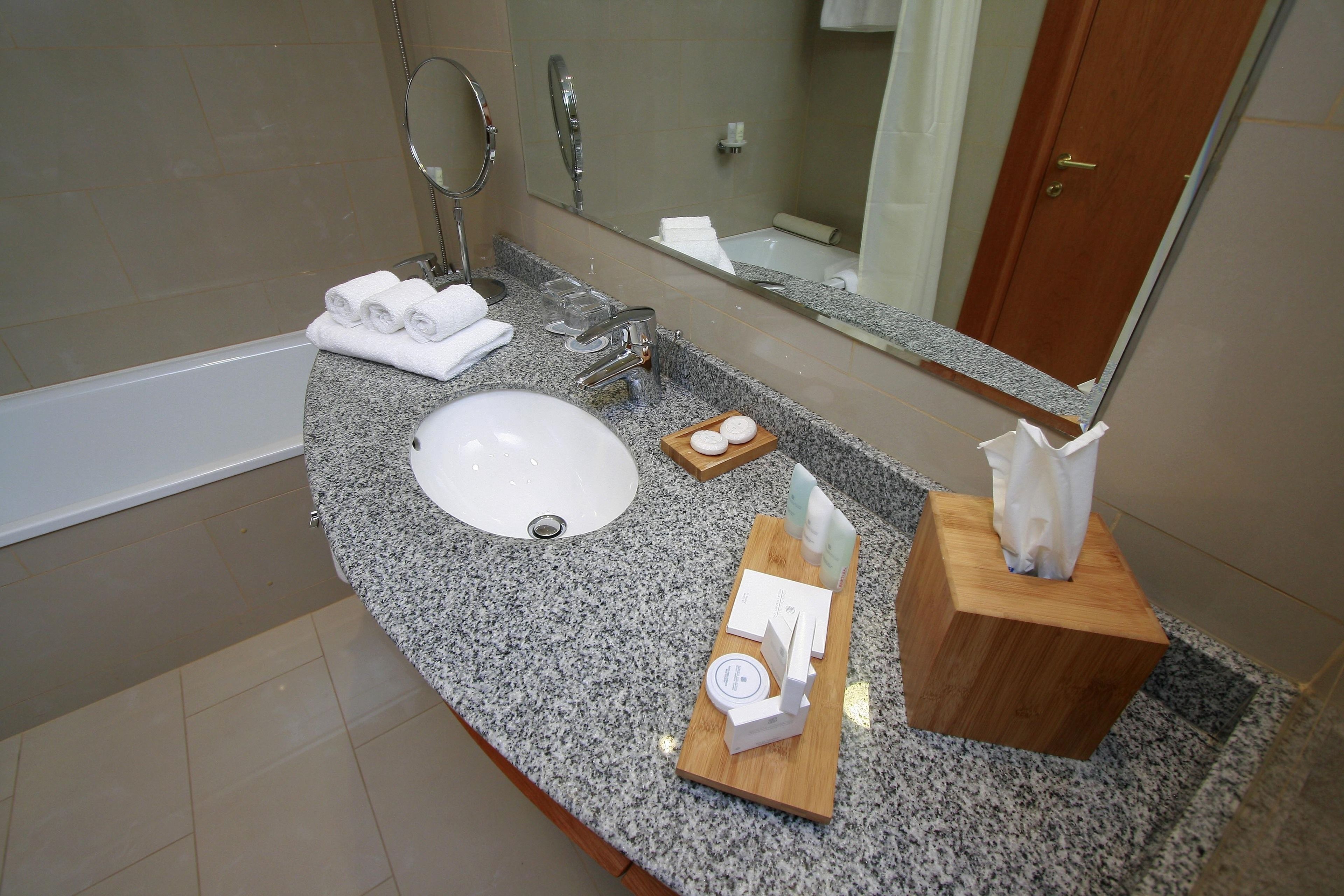 junior suite king | bathroom | combined shower/bathtub, hair dryer, towels