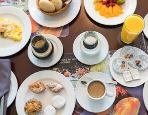 Free daily cooked-to-order breakfast 
